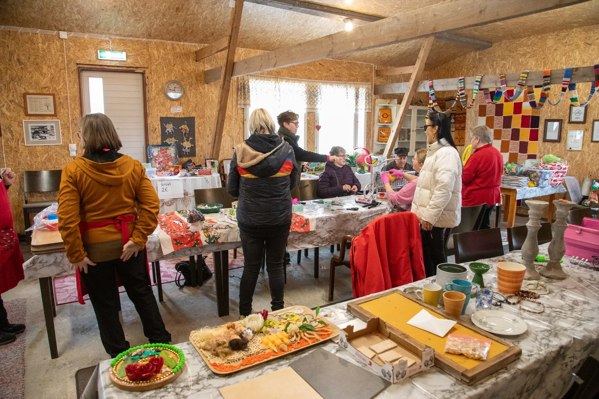 Kurssilaisia romutaiteen äärellä