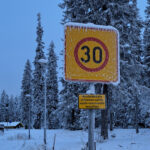 Nopeusrajoitusmerkki talvisessa maisemassa