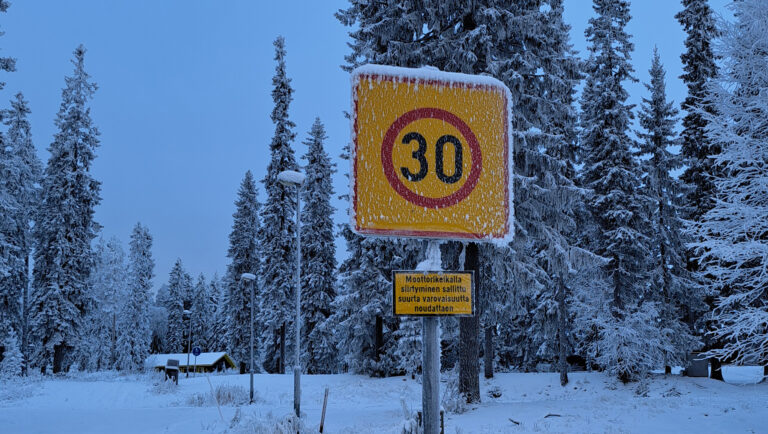 Nopeusrajoitusmerkki talvisessa maisemassa