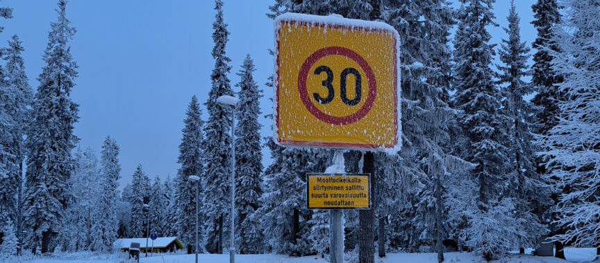 Nopeusrajoitusmerkki talvisessa maisemassa