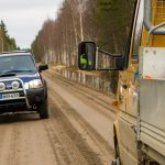 Autot kohtaavat pikkutiellä