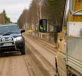 Autot kohtaavat pikkutiellä