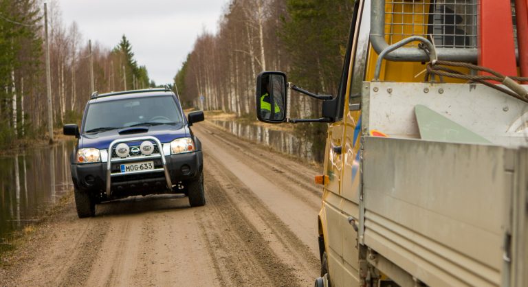 Autot kohtaavat pikkutiellä