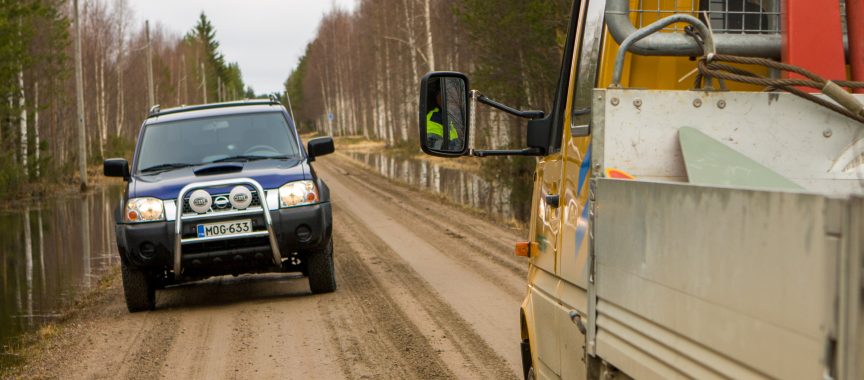 Autot kohtaavat pikkutiellä