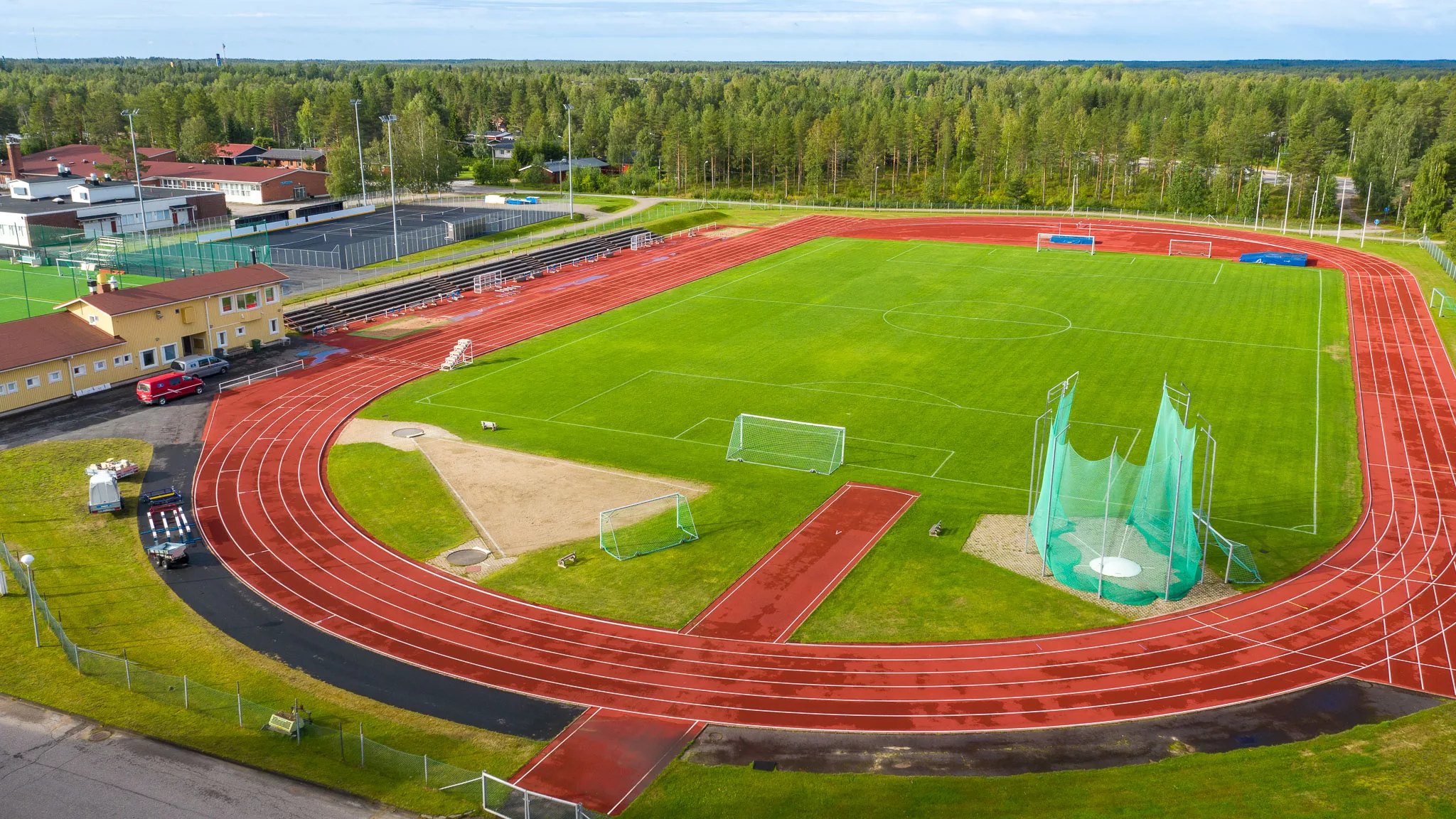 Suojalinnan urheilukenttä ilmasta kuvattuna