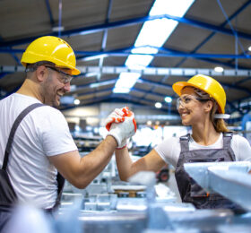 Kaksi työntekijää vääntää kättä