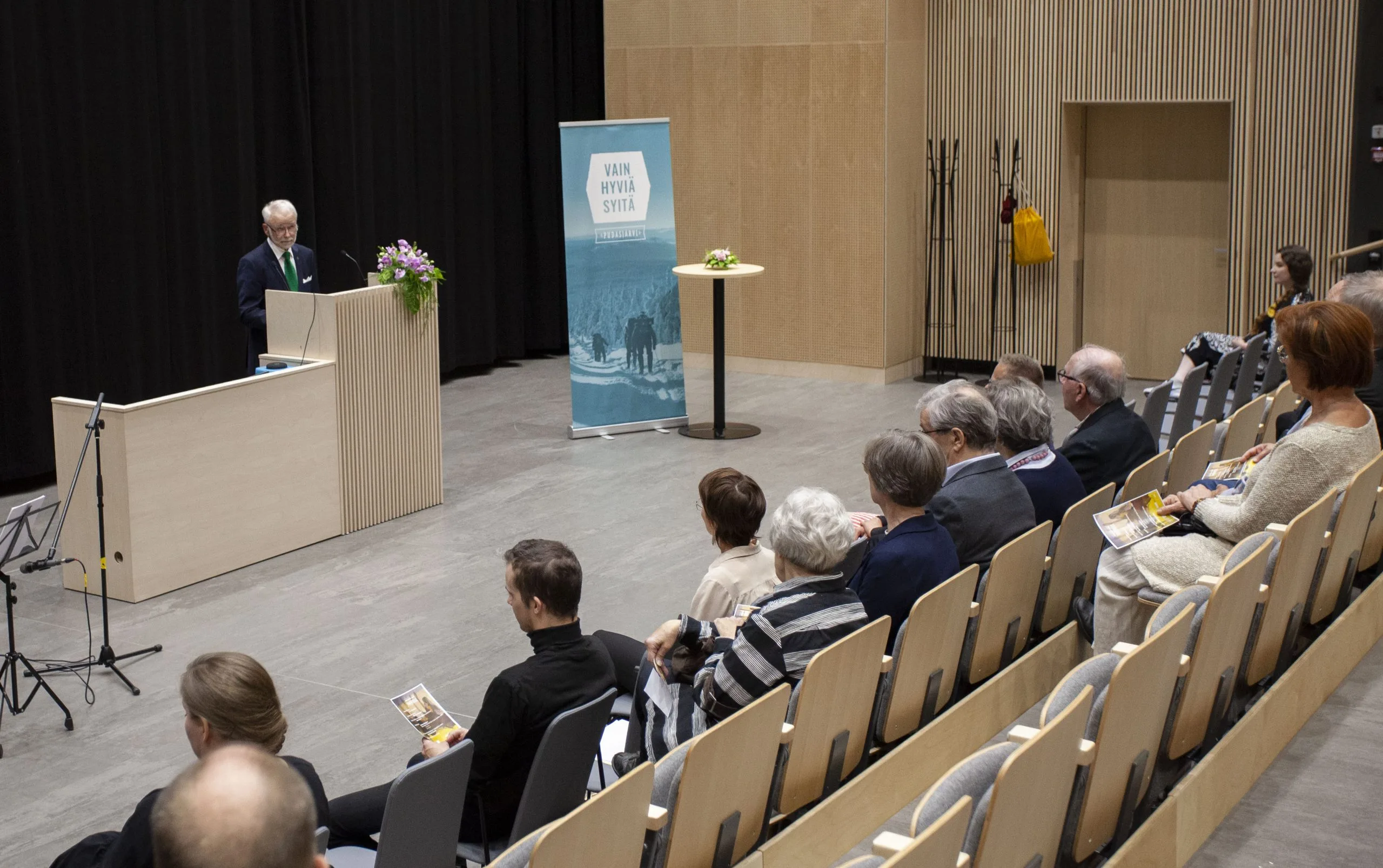 Eino Siuruainen pitää puhetta