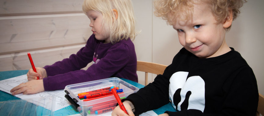 Piirtäviä lapsia