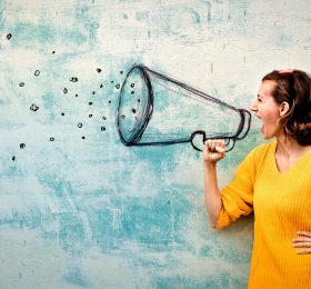 Nainen ja megafoni
