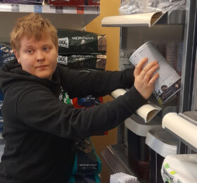 Hyllyjen järjestelyä
